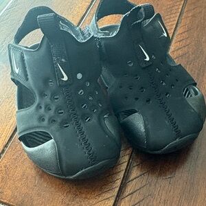 Nike Kids Black Hook-and-Loop Play Sandals